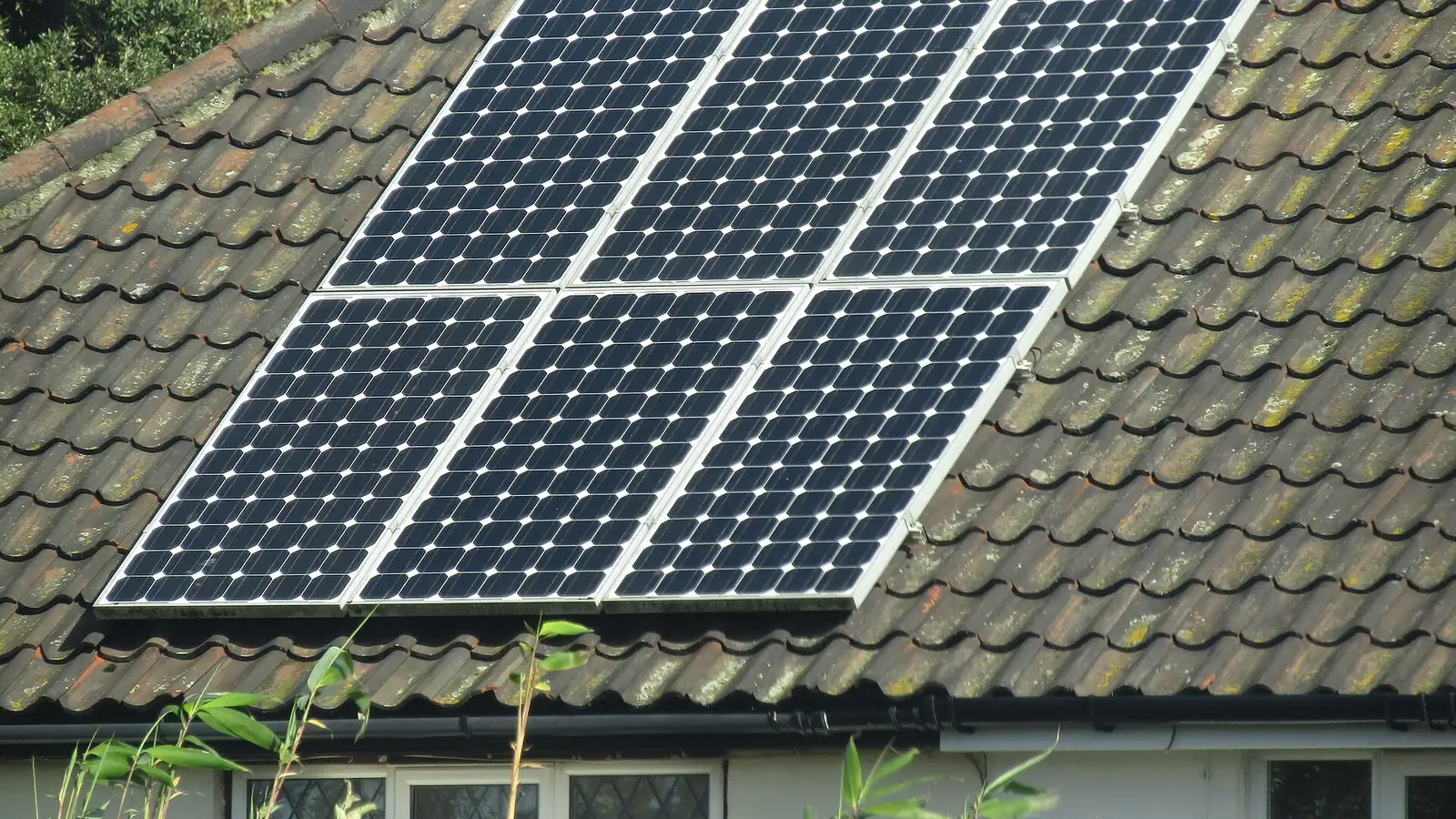Photovoltaik-Anlage auf einem Schweizer Hausdach bei Tageslicht
